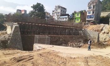 तीन वर्षअघि निर्माण सम्पन्न गरिसक्नुपर्ने पुलको ३७ प्रतिशतमात्र काम पूरा