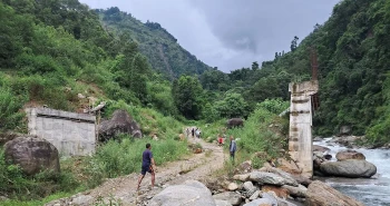 लिदिङखोला मोटरेबल पुल : जोखिमपूर्ण यात्रा गर्छन् स्थानीय