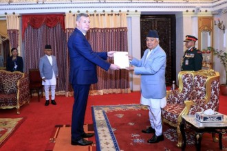 राष्ट्रपतिसमक्ष पाँच राजदूतद्वारा ओहोदाको प्रमाणपत्र पेस