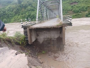 कालीगण्डकीको बाढीले पुलको पहुँच मार्ग बगायो