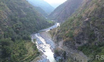 खोटाङलाई तराईसँग जोड्ने छोटो मार्ग : बाधक बनेको घर्तीभिरको चट्टान फुटाउन सुरु