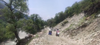 जोखिमपूर्ण बन्दै बेँसीसहर–चामे सडकयात्रा
