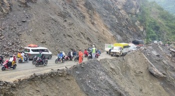 दासढुङ्गादेखि मुग्लिनसम्मको सडक सधैँ पहिरोको जोखिममा