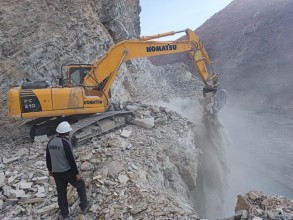 सेनाको सहयोगमा बाढीले बगाएको वीरेठाँटी–घान्द्रुक सडक पुनर्निर्माण गरिँदै
