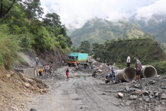 बेनी–जोमसोम सडक : पहिरो प्रभावित क्षेत्रमा स्तरोन्नति तीब्र