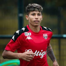 ट्राफिक प्रहरीद्वारा फुटबल खेलाडी भण्डारीलाई आर्थिक सहयोग