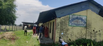 उच्च तापक्रममा टिनको छानामुनि बालबालिका पढ्न बाध्य