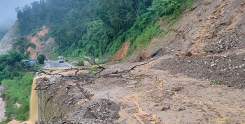 बाढीका कारण सिद्विचरण राजमार्ग पूर्ण रुपमा अवरुद्ध
