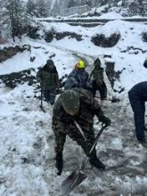 सुरक्षाकर्मीद्वारा मुक्तिनाथ मन्दिर परिसरको हिउँ पन्छ्याइयो