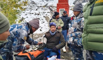 मुस्ताङमा हिमपात र चिसोबाट प्रभावित पर्यटकको उपचारमा सशस्त्रको टोली खटियाे