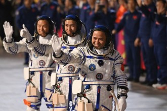 चिनियाँ अन्तरिक्ष यात्रीहरूको फिर्ती ढिलो : अन्तरिक्ष यान सानो भग्नावशेषले ठोक्किएको आशङ्का