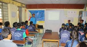 साइबर कानुनबारे गाउँका विद्यार्थीलाई  पढाउँदै प्रहरी