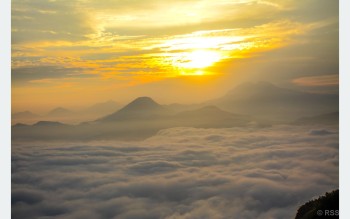 कुहिरोको घुम्टोमा मानुङकोट