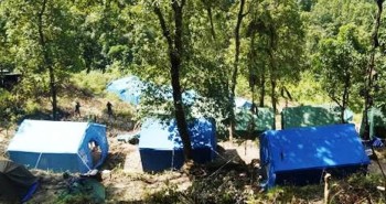 लोमान्थाङमा भूकम्प : त्रिपालमुनि स्थानीय र विद्यार्थीकाे बास