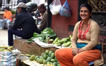 तरकारी बेचेर जीविकोपार्जन गर्दै महिला