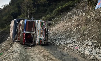 ट्रक पल्टिँदा कान्ति लोकपथ अवरुद्ध