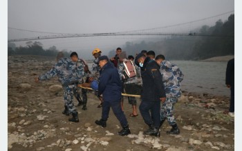 बसभित्र च्यापिएका घाइतेको ५ घण्टापछि जीवितै उद्धार