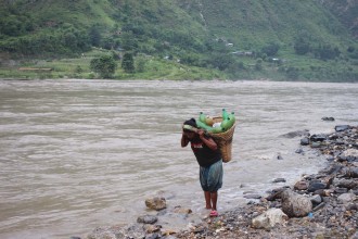 विद्यार्थीलाई पानी बोक्नैकै चिन्ता