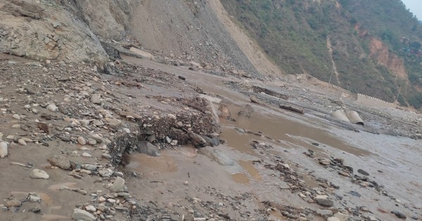पहिरोले बीपी राजमार्गका विभिन्न तीन स्थानमा यातायात अवरुद्ध