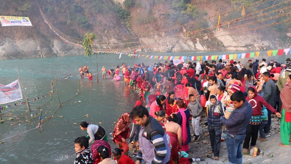 देवघाटमा भक्तजनको घुइँचो