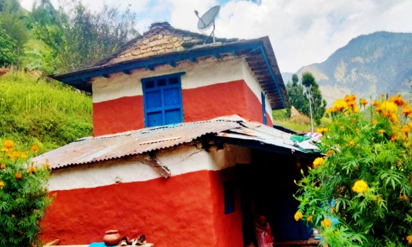 रातो माटोले घर पोत्ने चलन हराउँदै