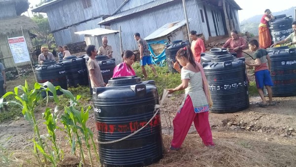 खानेपानी सञ्चित गर्न  १०६ परिवारलाई ट्याङ्की वितरण