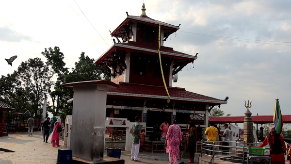 मौलाकालिका मन्दिर : पूजाआजासँगै शारीरिक व्यायाम गर्ने भक्तजनको घुइँचो