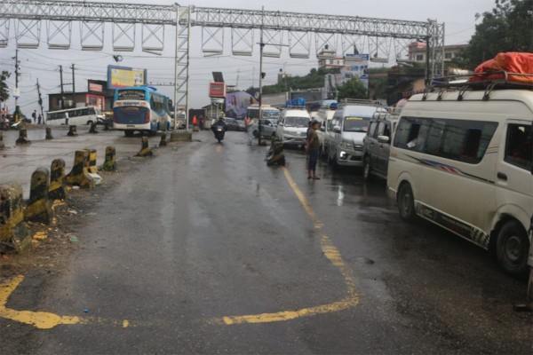 नागढुङ्गा चेकपोष्टबाट सवारी साधन फर्काइए