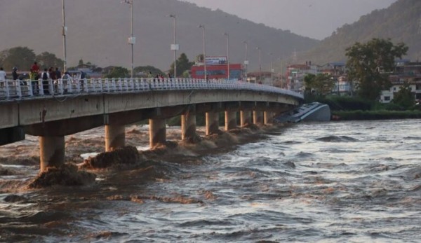 बाढीले पुलको पिल्लरमा ठोक्काएको राइनो क्रुज अझै नदीमै, १० करोडको क्षति