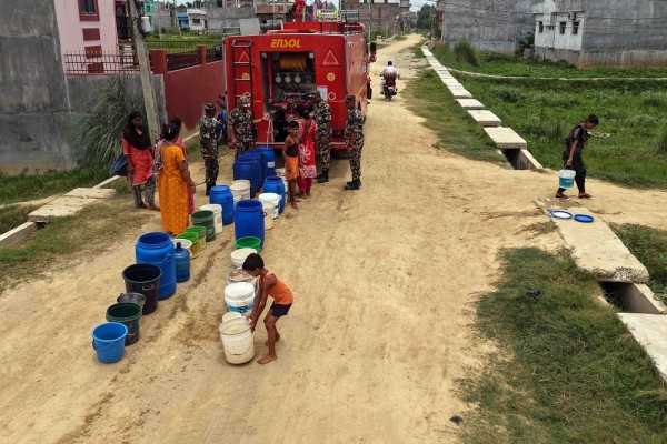 नेपाली सेनाद्वारा वीरगञ्जमा पानी वितरण