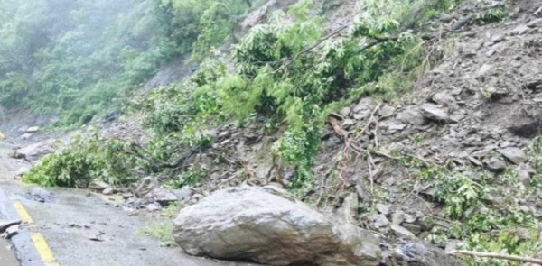 पहिरोले पृथ्वी राजमार्ग अवरुद्ध, काठमाडौं आउजाउ गर्ने सवारी रोकिए