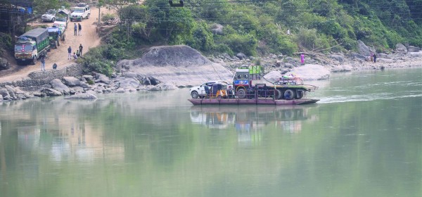 अरुण नदीको सतिघाटमा पक्की पुल नहुँदा सास्ती भोग्दै नागरिक