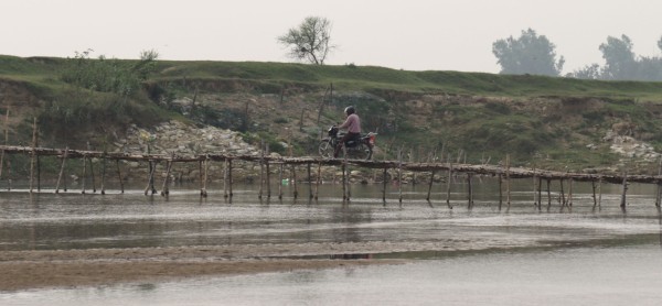 पुल नहुँदा जोखिमपूर्ण यात्रा : बाँसको पुलमै निर्भर मर्चवारका बासिन्दा