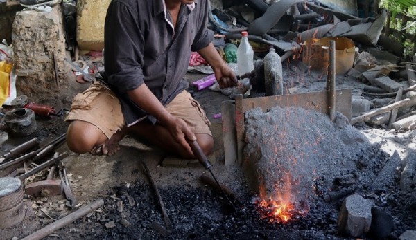 आरनको भरमा लुहार दम्पतीको जीविका