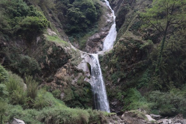अर्मके झरना ओझेलमा