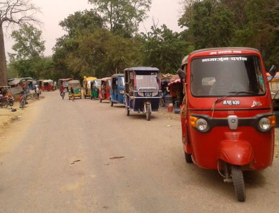 लहानमा अटो रिक्साको चापले ट्राफिक व्यवस्थापन चुनौती बन्दै