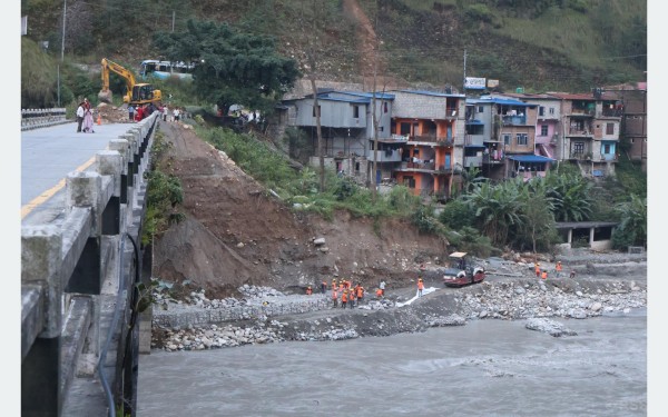 बाढीले पुलमा क्षति पुर्याएपछि यातायात ठप्प, पर्यटन र व्यापारमा असर