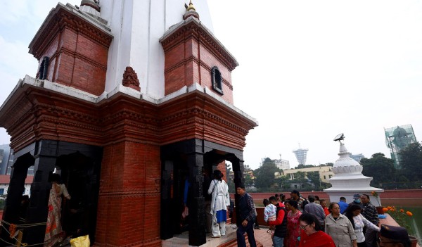 बालगोपालेश्वर मन्दिरमा दिदीबहिनी नहुनेहरूले लगाए भाइटिका