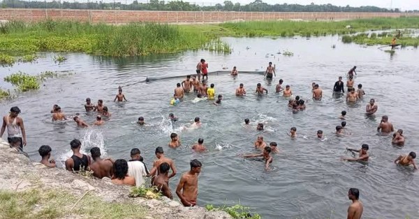 गर्मी छल्न कोशी कटान क्षेत्रमा नुहाउनेको भीड
