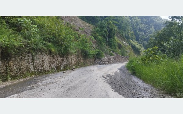 आजदेखि बेँसीसहर-चामे र मध्यपहाडी लोकमार्गमा सवारी सञ्चालनमा रोक