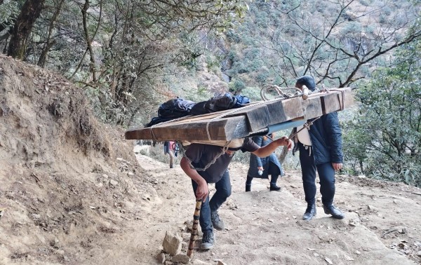 उकालोको पसिनाको कथा  : भरियाले धानेको खुम्बुको ढुवानी क्षेत्र