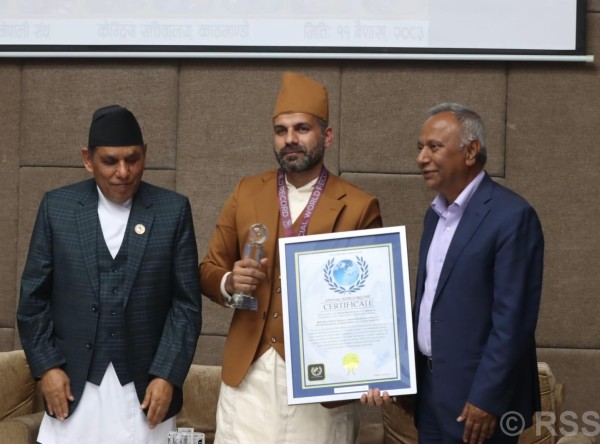 एकै पटक धेरै पुस्तक प्रकाशन गरेर विश्व कीर्तिमान