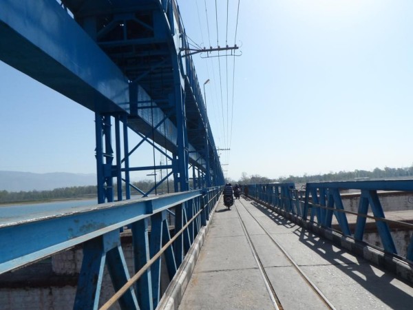 महाकालीमा जलस्तर घटेपछि बनबासा पुलमा यातायात सञ्चालन