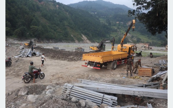 वेत्रावतीमा बेलिब्रिज जडान सुरु, दसैँअघि सञ्चालनमा आउने