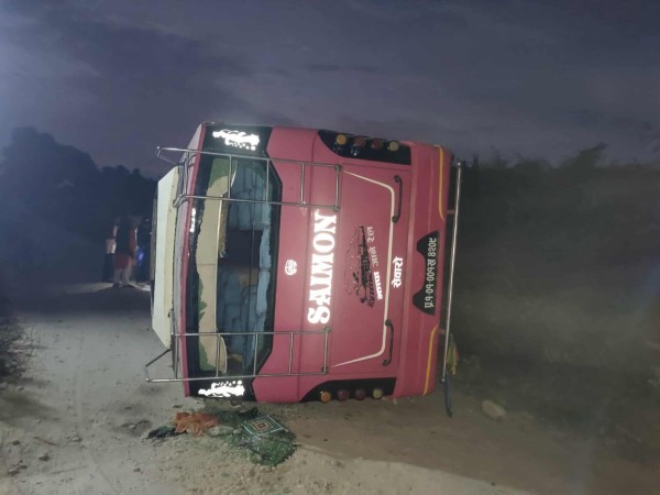 दमकमा बस दुर्घटना, एकको मृत्यु, २१ घाइते