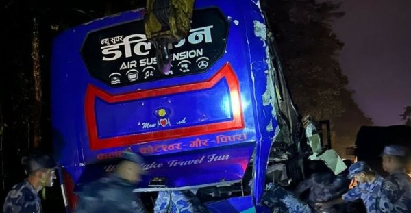 चितवनमा बस दुर्घटना, ३३ जना घाइते