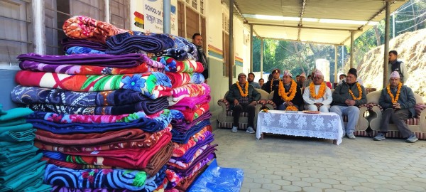 चिसो बढेपछि बाँकेका ज्येष्ठ नागरिकलाई कम्बल वितरण गरिँदै