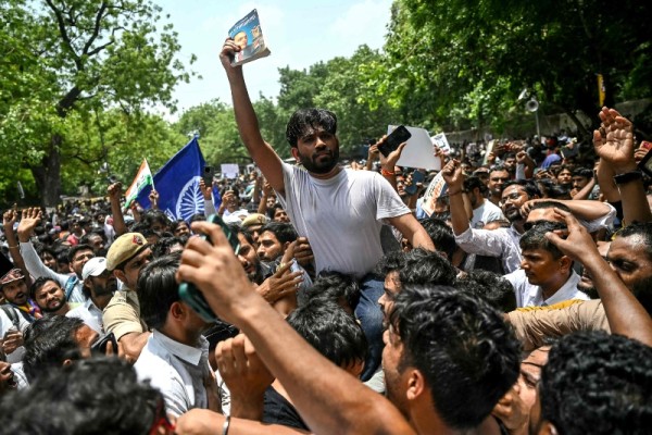 भारतमा ‘कक्रोच’ आन्दोलनले बढायो सरकारमाथिको दबाब
