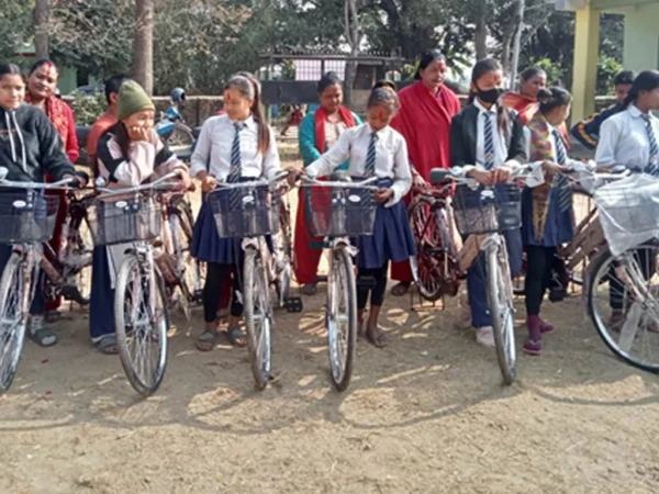 विपन्न समुदायका छात्रालाई वडा कार्यालयद्धारा साइकल प्रदान