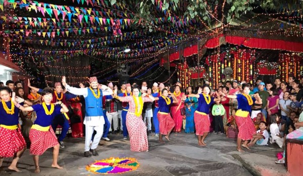 देउसी भैलोमा मौलिकता हराउदै